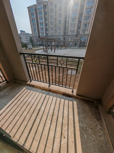花千墅电梯一楼，两室，双气地暖， 89.75平，仅售22.8万！