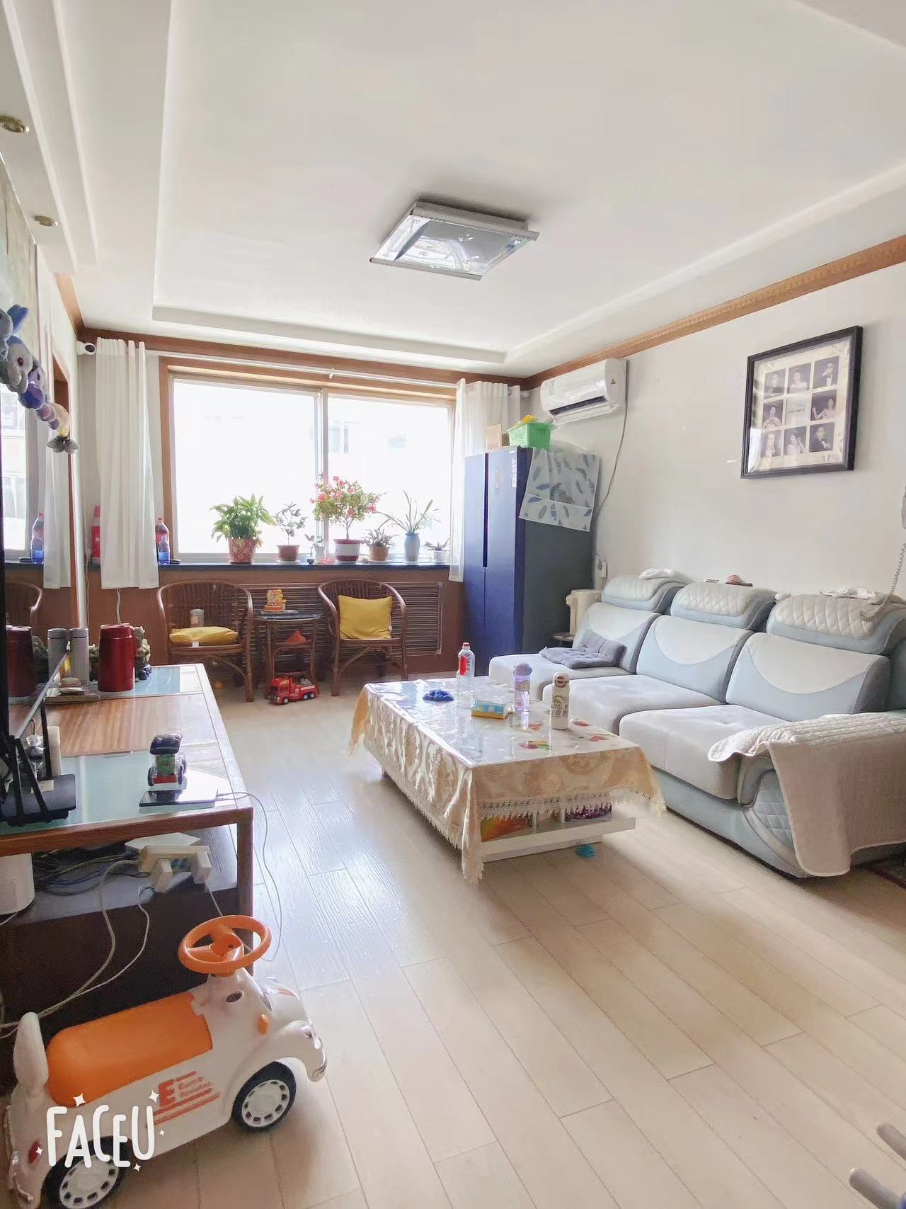 出租祥和小区四楼90平年租每月1100元，三室一卫家电空调齐全，紧邻乳山市政府