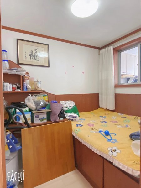 出租祥和小区四楼90平年租每月1100元，三室一卫家电空调齐全，紧邻乳山市政府