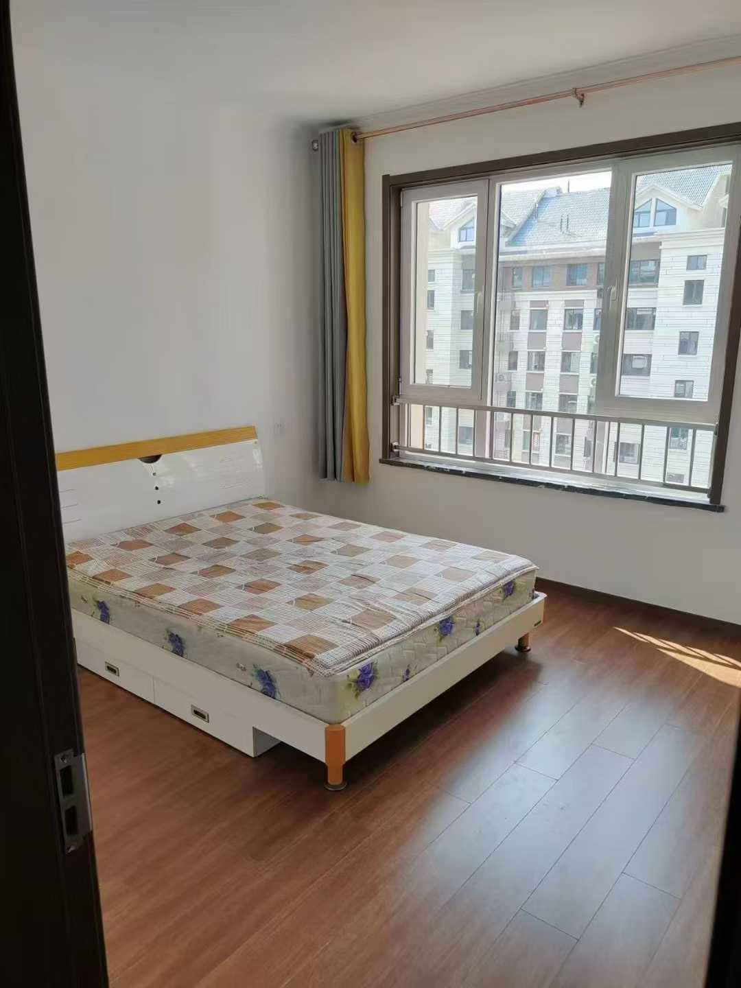 聚龙苑电梯7楼，103平左右精装修未住两室1700/每月