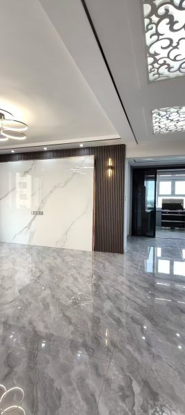 东风花园2楼边户127平，房主精装未住， 房东换房仅售75.8万