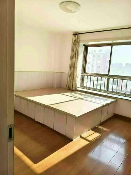 西城华府框架一楼102平，三室两厅一卫，地暖双气落地窗41.8万小议