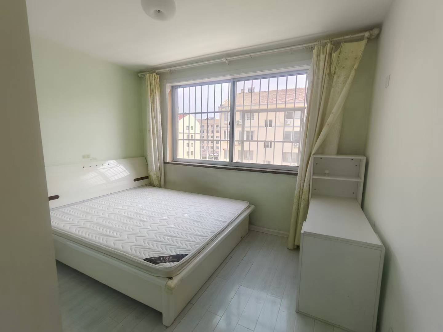 金苹果小区，四楼，96平，三室两厅1300/月
