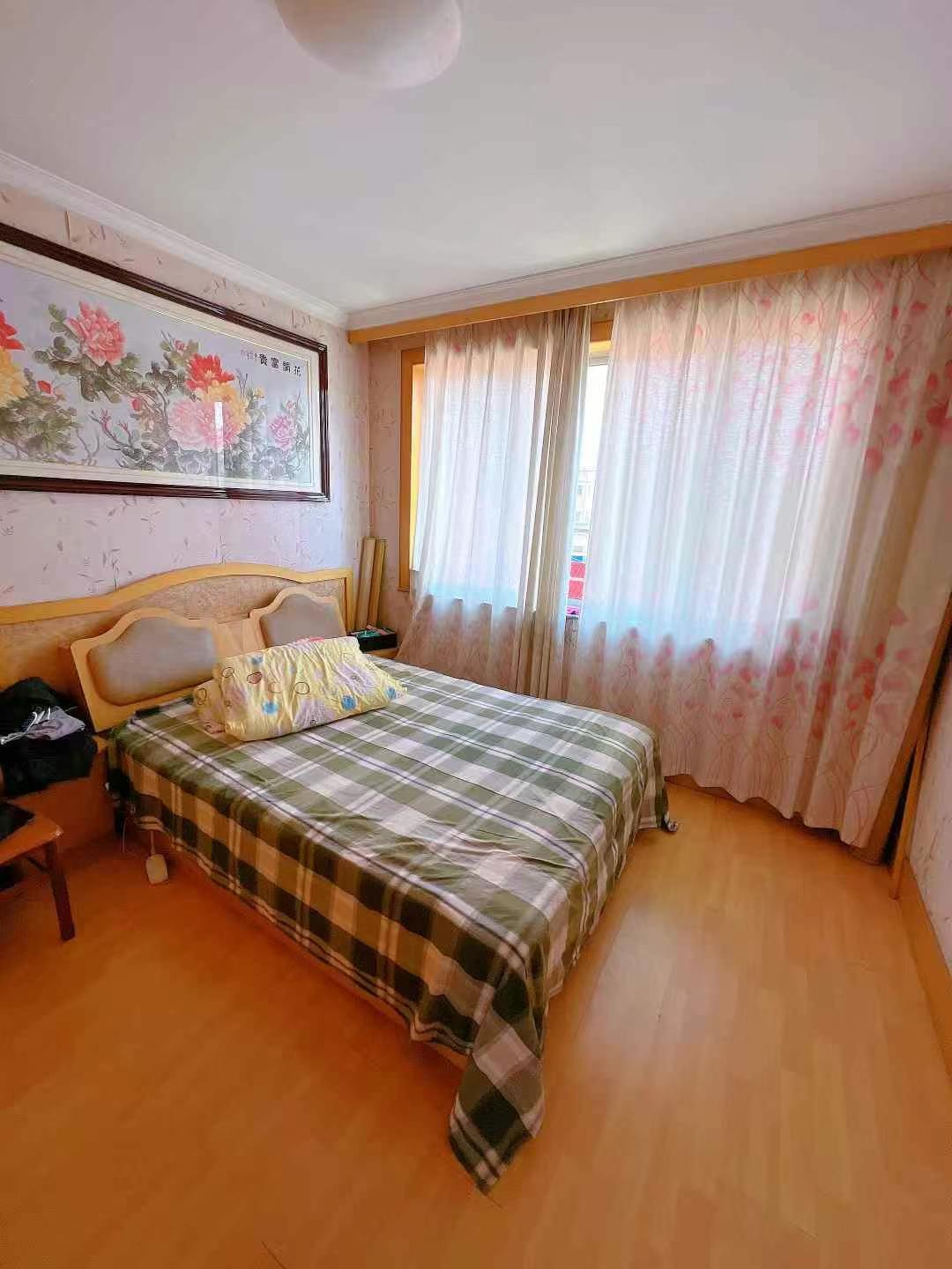 黄山小区3楼，86平，29.8万，三居室，精装双气