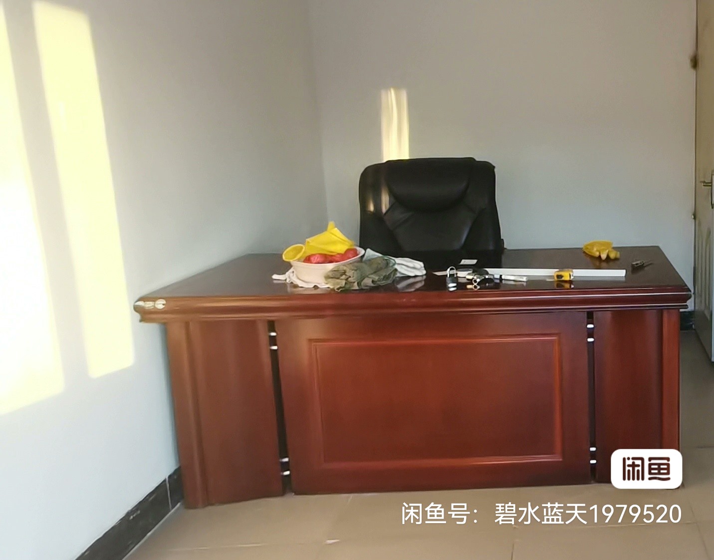 1.8米实木办公桌和真皮老板椅