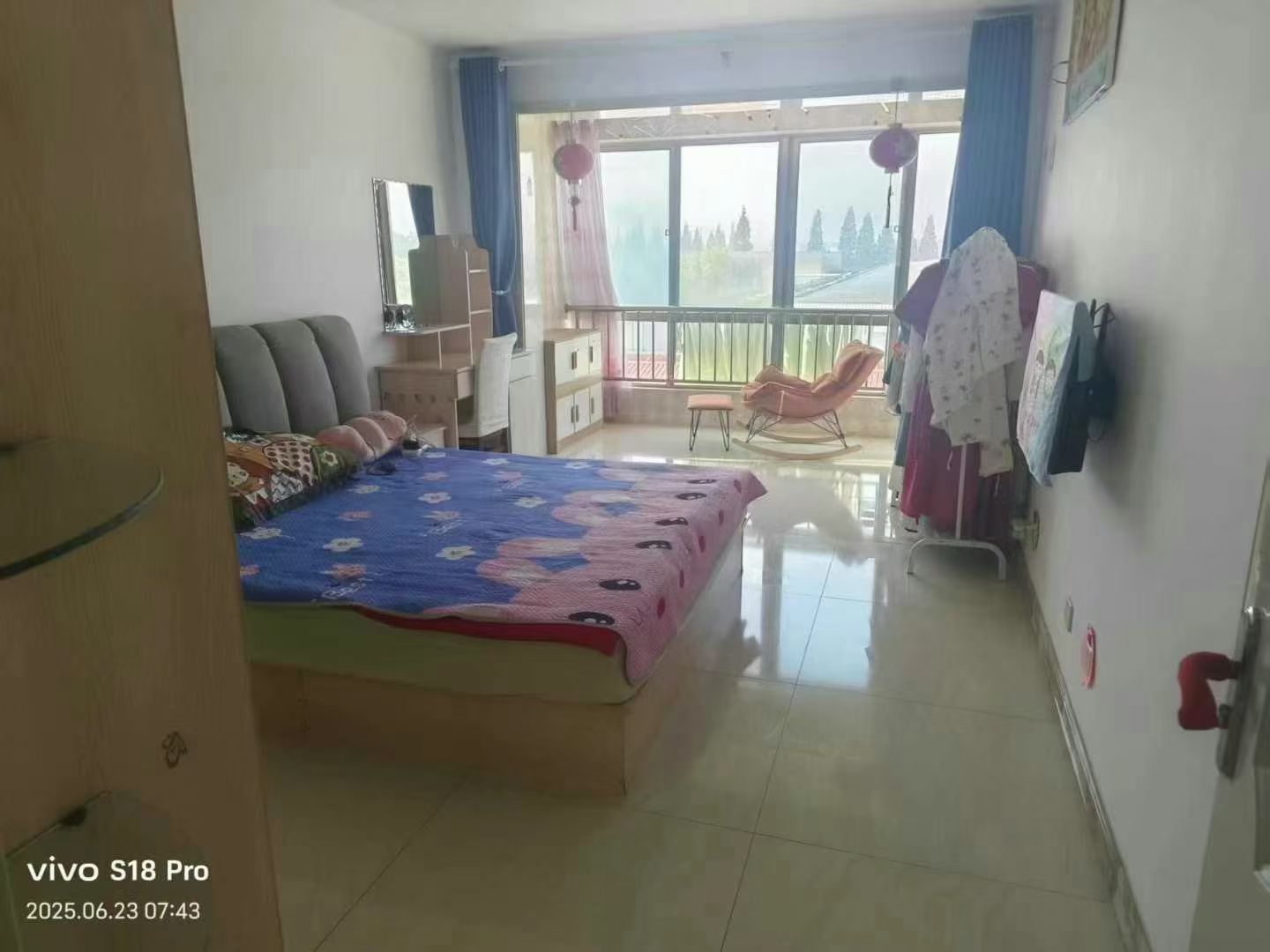 兴发小区住人1楼 三室 地暖天然气 家具家电齐全 两个电视 两个空调1200/月