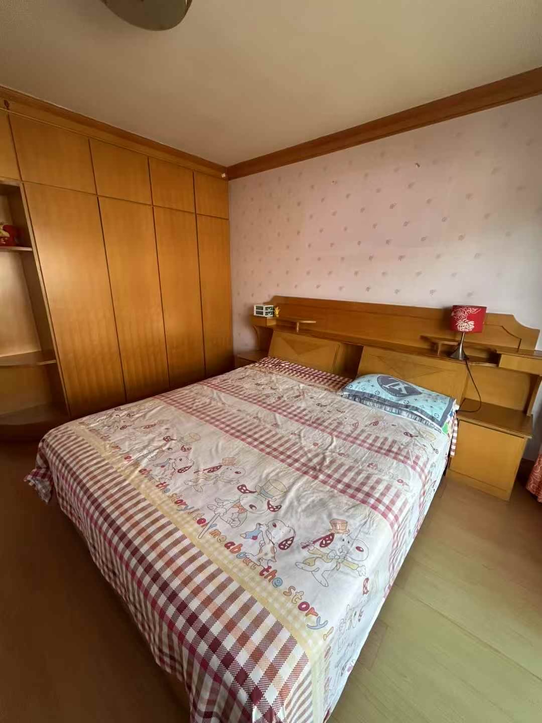 光明小区四楼73.58平，两室带所有家电，双气，拎包入住