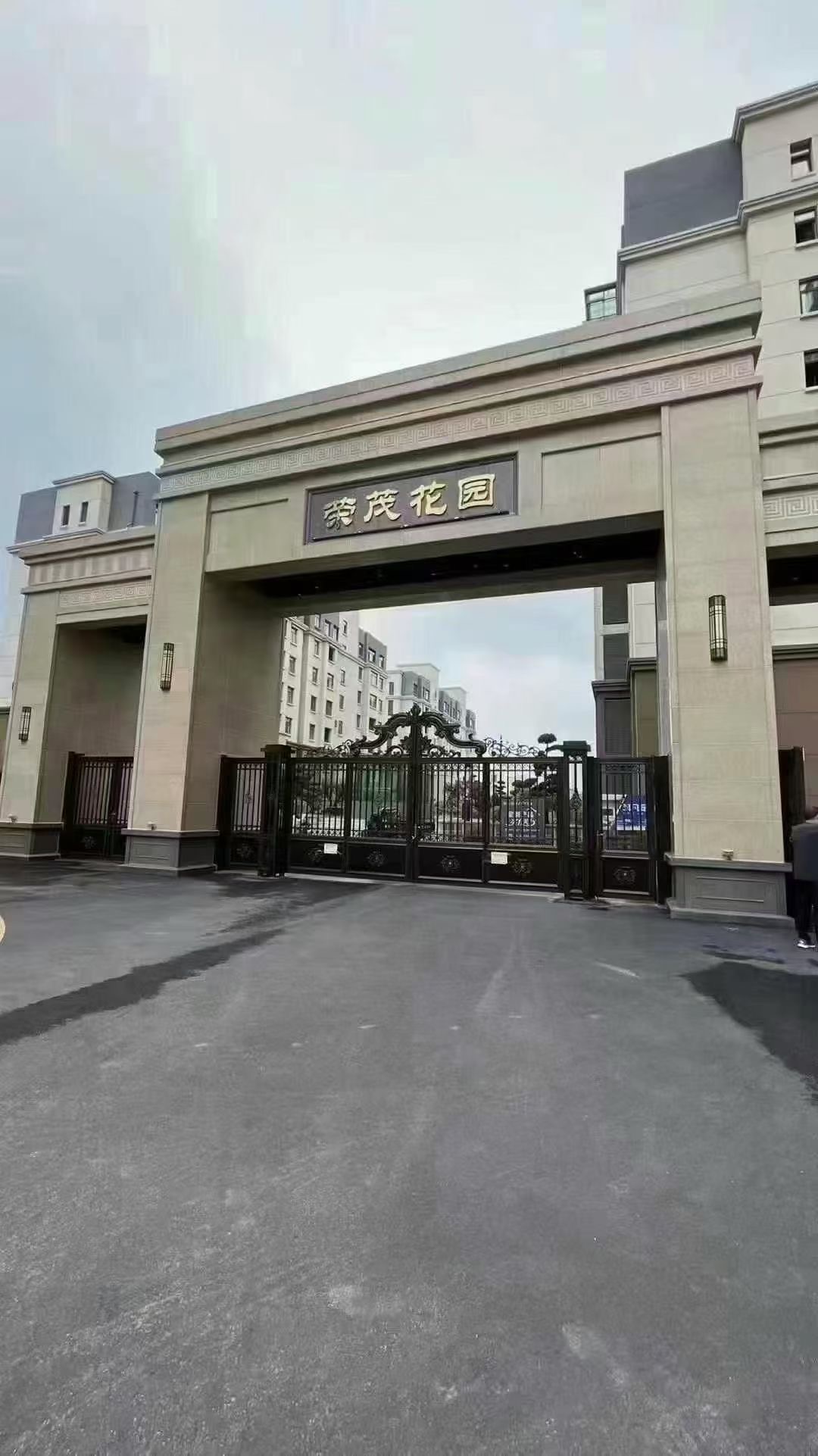【荣茂花园】电梯2楼边户142平左右，三室两厅两卫售价78.8万