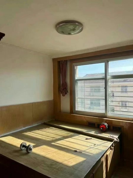 城东一区5楼起脊，75平，28.8万，两室两厅，简单装修