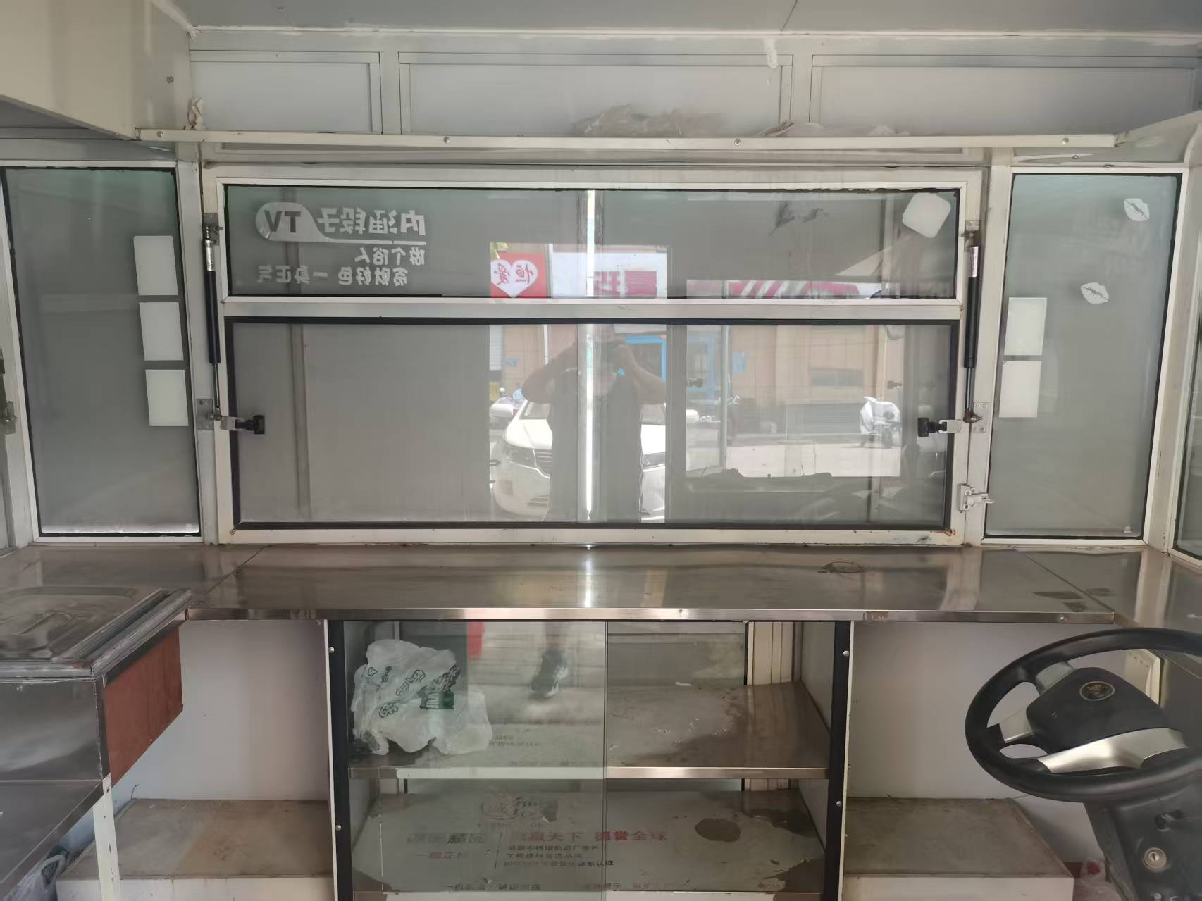 出售可移动餐饮服务车