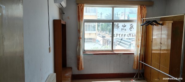 黄山小区29号楼2楼出租，面积70平方米，靠路边，生活方便