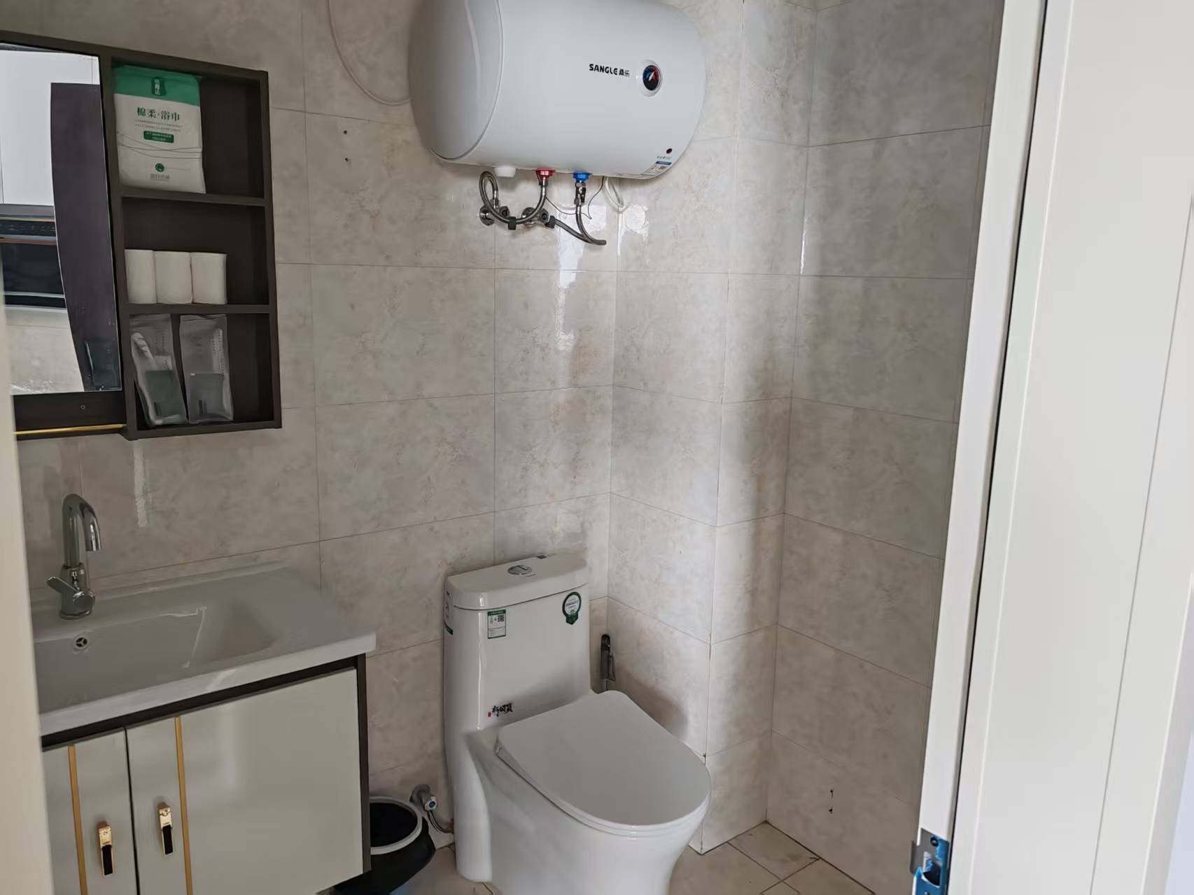 皇冠假日房屋出租，一线海景精装未住