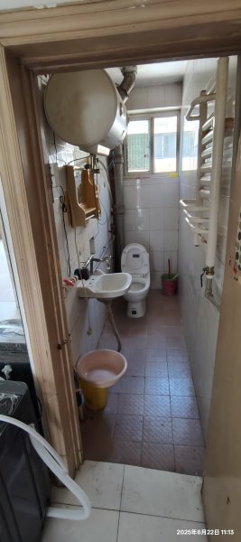 黄山小区29号楼2楼出租，面积70平方米，靠路边，生活方便