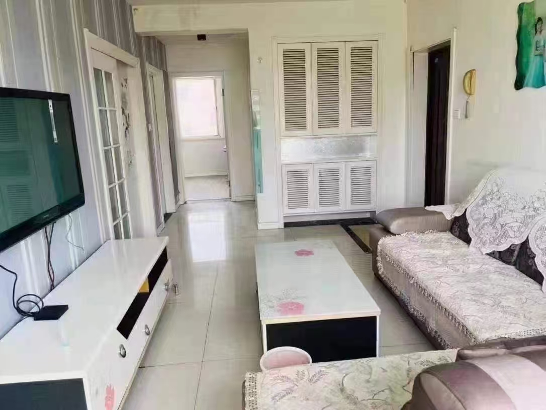 兴东小区四楼，精装三室，房东设计师品牌装修，地暖，拎包入住，76平