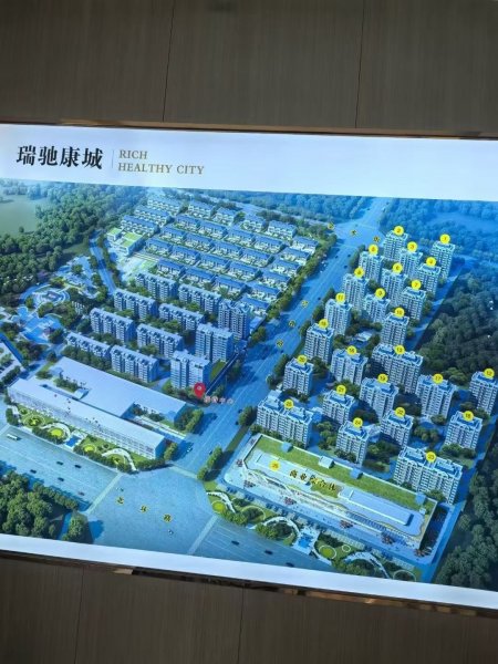 Y瑞驰康城顶账楼2楼，109平，毛坯！三室两厅两卫，带车位，带草棚，共66.8万，