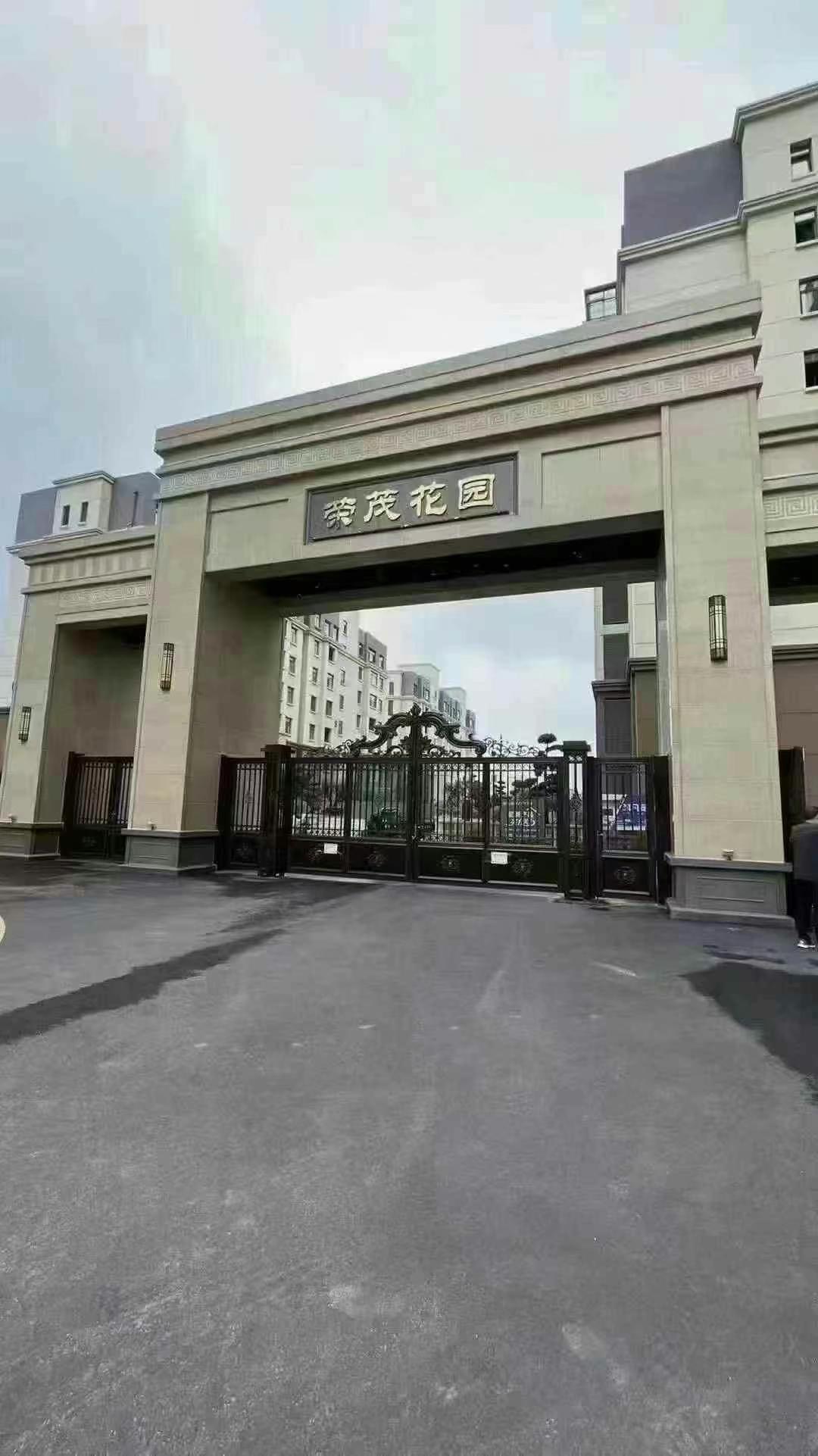 Y荣茂花园，电梯房9楼边户104平5380一平，三室。