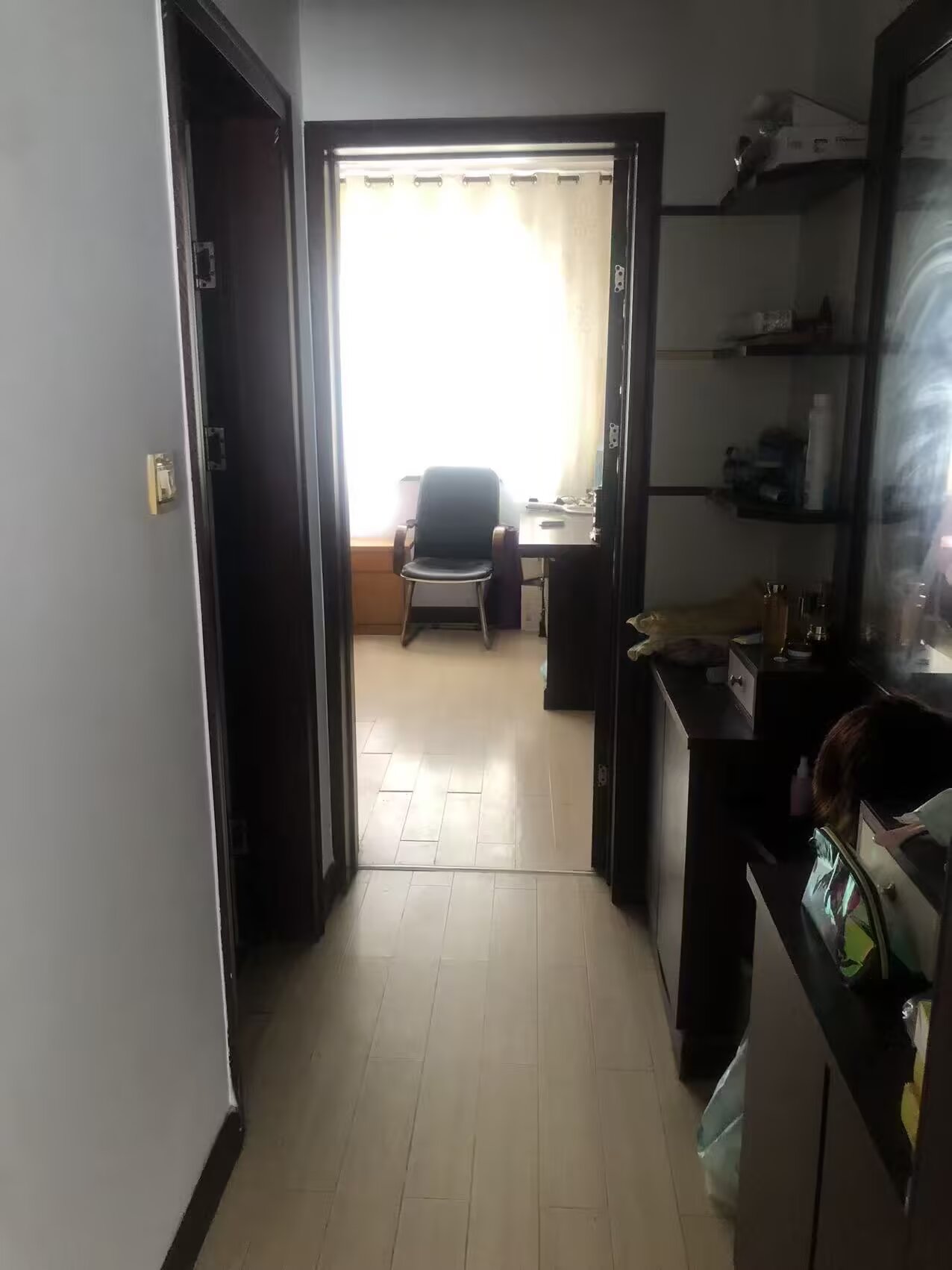 出租祥和小区三楼90多平方，两室一厅，位于市中心，有空调，一个月仅需1000元，钥匙在手，随时看房