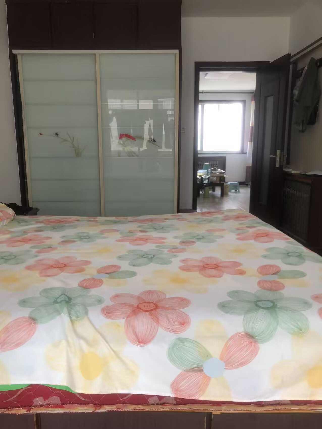 出租祥和小区三楼90多平方，两室一厅，位于市中心，有空调，一个月仅需1000元，钥匙在手，随时看房