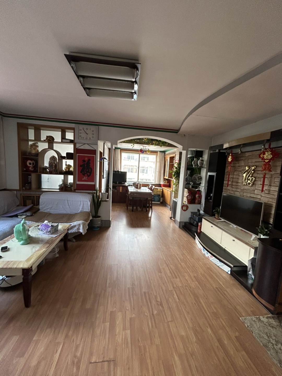 黄山二楼边户，02年竣工，送200平露台，85.5平，精装两室，拎包入住