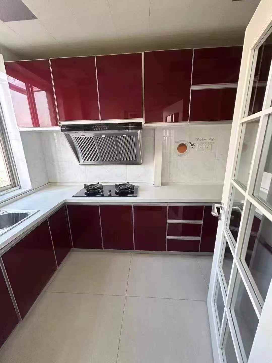 官地菜市场对面兴东小区四楼，精装三室，房东设计师全家品牌装修，地暖，拎包入住