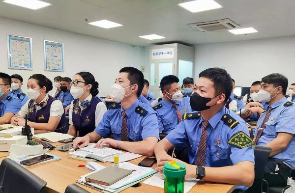 高铁乘务员安检员列车员辅警餐吧员，青岛济南北京