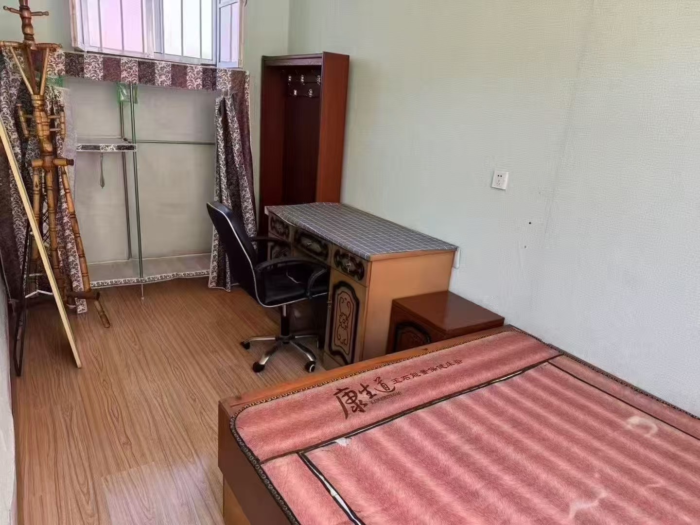 东风花园后面四间平房出租 每月600