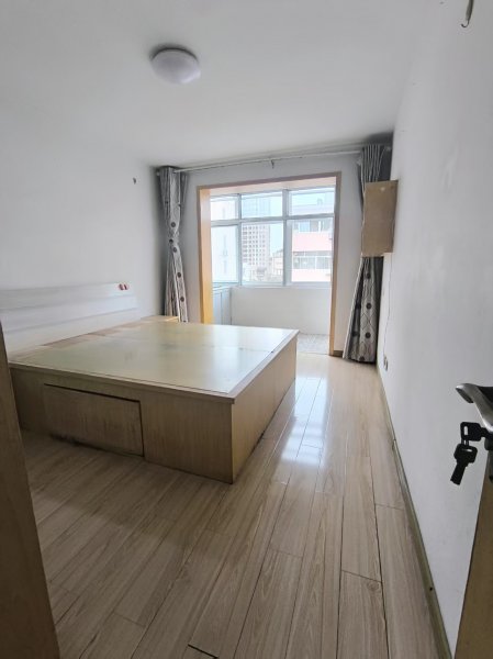 幼师家属楼贴地三楼