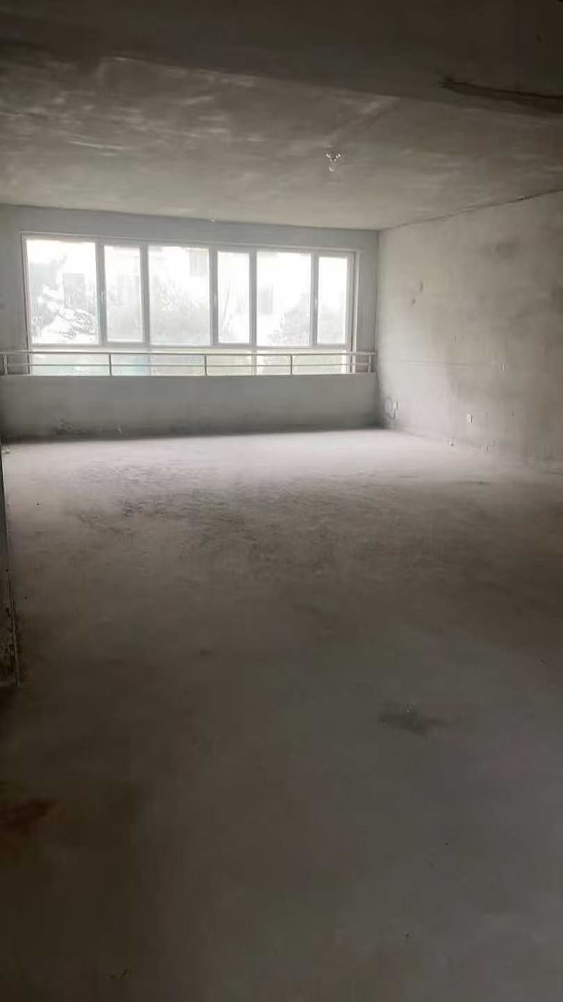 超低价出售，东方明居一楼175.37平，超级完美户型，三室两厅两卫，送草棚。88万