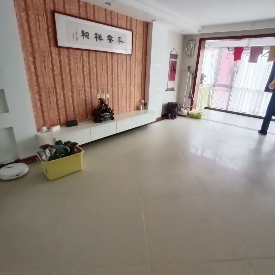 东风华冠小区框架三楼140平，76.8万 三室两厅，精装修