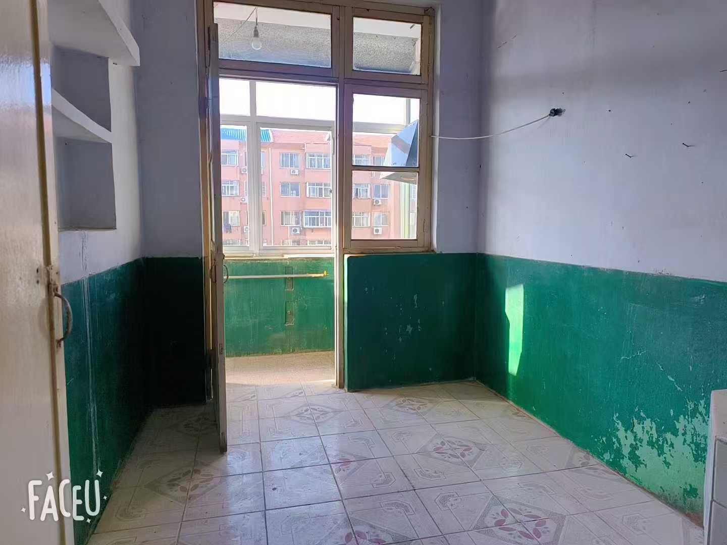 向阳小区贴地四楼非顶楼，57平，19.8万，暖气天然气