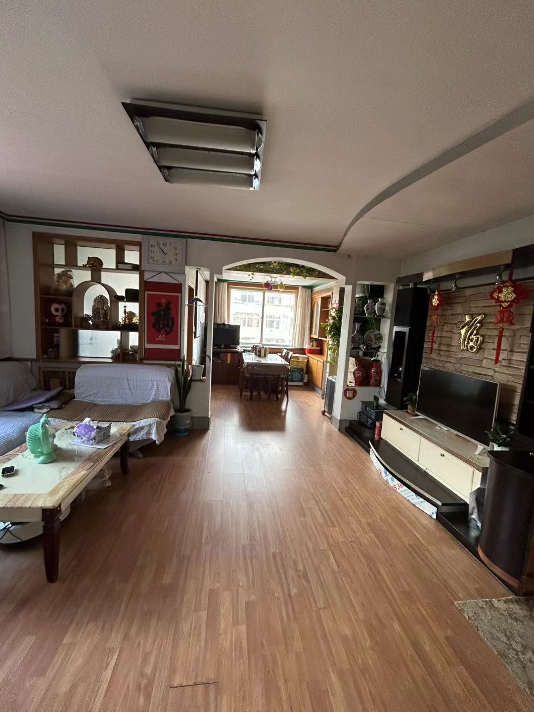 黄山小区二楼边户，送20 0平多平大露台，2002年竣工，85.5平，精装两室，卫生间带窗