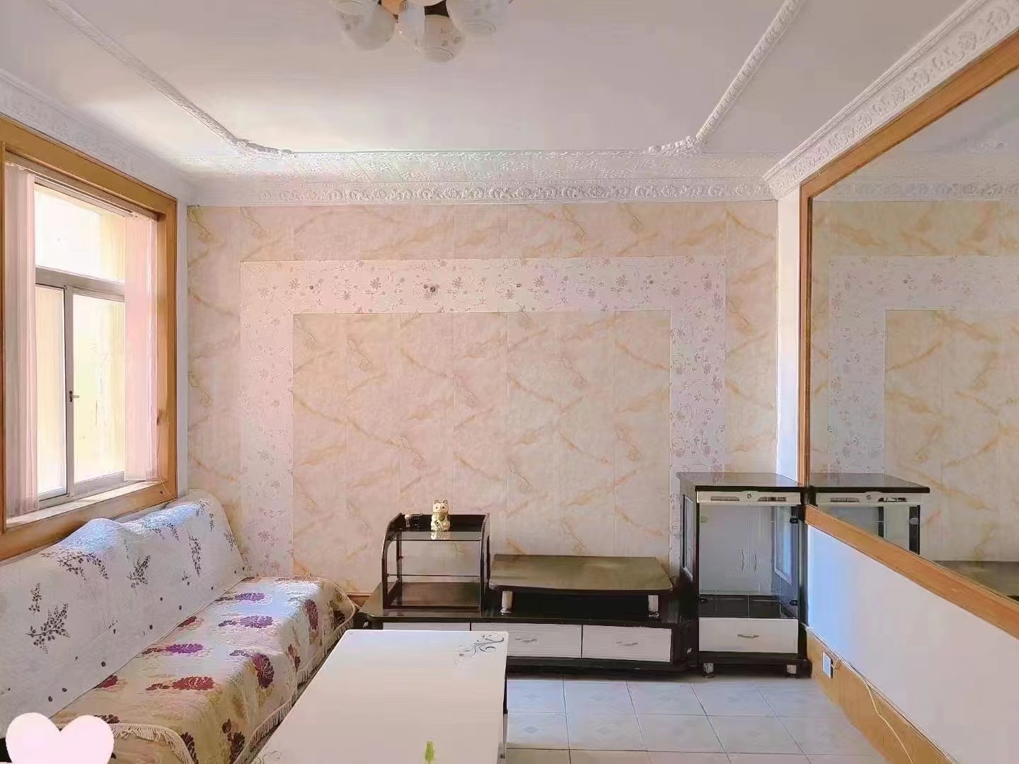 东山小区4楼，63平两室一厅，家具家电齐全