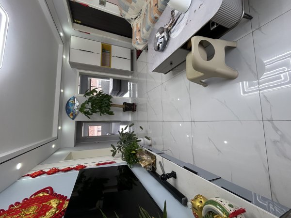 祥和小区，精装短住，全新家俱家电，地暖双气，两室一厅108平，六楼
