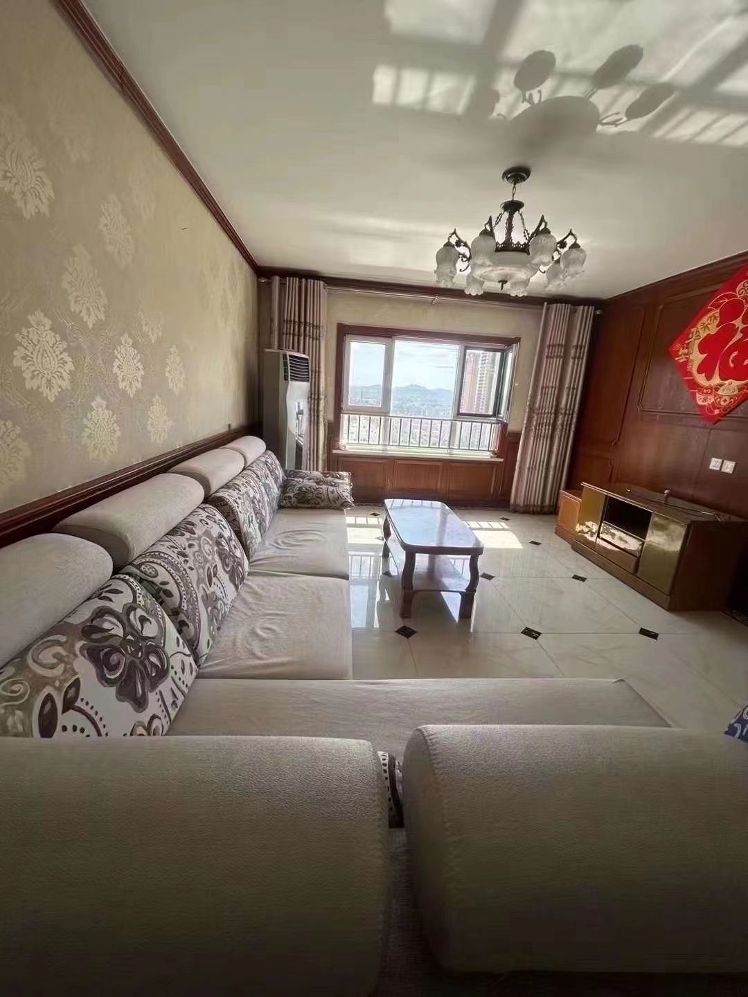 城市之光电梯12 B层，三室两厅两卫，两个空调，132平，拎包入住
