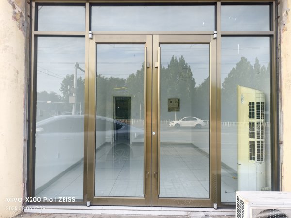 首次出租精装门市 有空调 热水器 月租700元