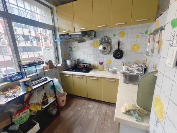 光明小区小区一楼，两室两厅，家具家电齐全，首次出租，900一个月，年租随时看房