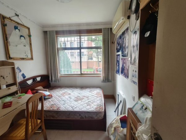 光明小区小区一楼，两室两厅，家具家电齐全，首次出租，900一个月，年租随时看房