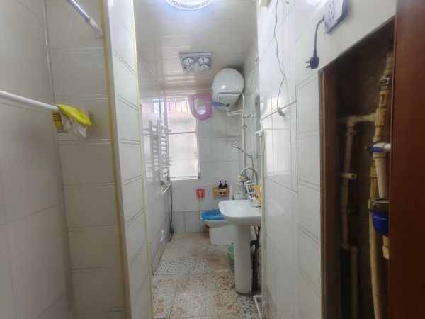 艺校后贴地一楼，两室，家具家电齐全，750一个月，年租
