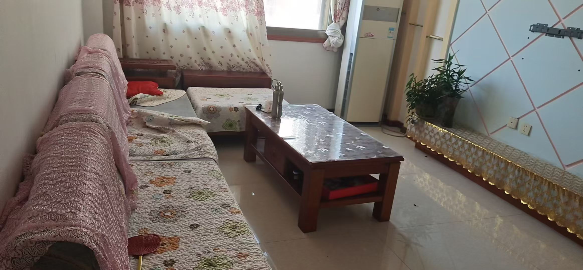 嘉悦小区三楼，青山路旁