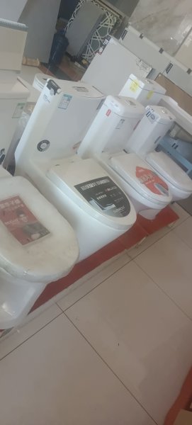 店面改行瓷砖，做便器洗手盆灶具烟机水龙头不锈钢盆等都清货了